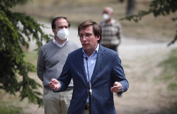 El alcalde de Madrid, José Luis Martínez-Almeida, acompañado del delegado del Área de Medio Ambiente y Movilidad, Borja Carabante.