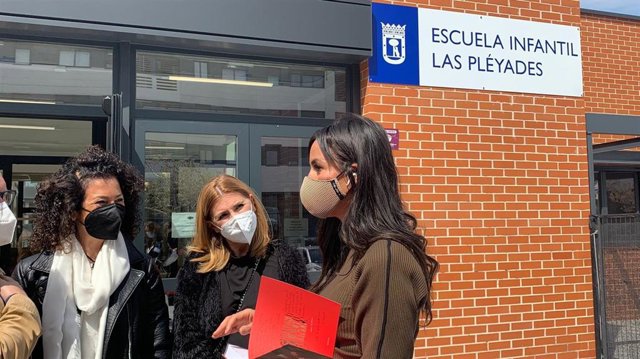 La vicealcaldesa de Madrid, Begoña Villacís, durante una visita a la Escuela Infantil Las Pléyades, en Hortaleza