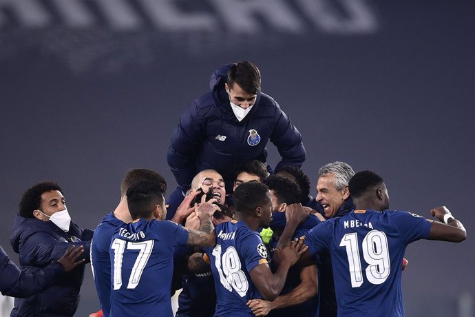 Archivo - 09 March 2021, Italy, Turin: Porto players celebrate after the final whistle of the UEFA Champions League round of 16, second leg soccer match between Juventus FC and FC Porto at the Allianz Stadium. Photo: Fabio Ferrari/LaPresse via ZUMA Pres