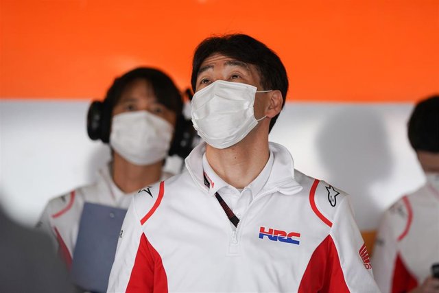 El director de HRC, Tetsuhiro Kuwata, siguiendo una carrera del Repsol Honda Team de MotoGP