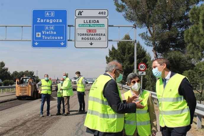 El jefe de la unidad de carreteras del Estado en Lleida, Juan Antonio Romero, junto a Teresa Cunillera y José Crespín.