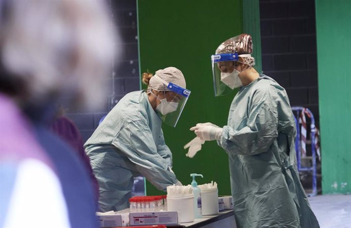 Archivo - Trabajadores sanitarios se preparan para realizar tests de antígenos en Santander. Archivo