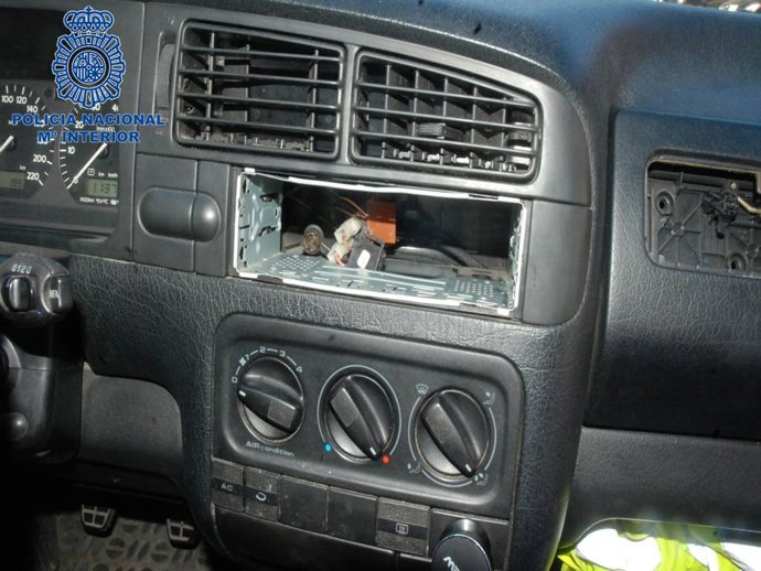 Agentes De La Policía Nacional Han Detenido En Pamplona A Dos Hombres Acusados De Robo Con Fuerza En Un Coche, Después De Que Uno De Ellos Se Dejara Su Propio Teléfono En El Interior Del Vehículo Al Que Presuntamente Había Entrado A Robar.