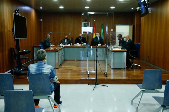 Juicio a un hombre acusado de amenazar a una mujer que saltó por la ventana para huir