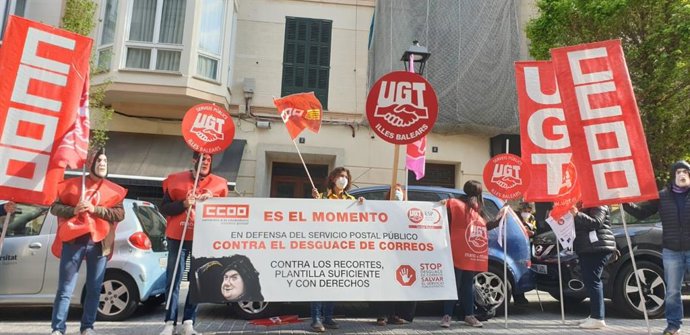 Concrentración de la sección de correos de CCOO y UGT en Palma.