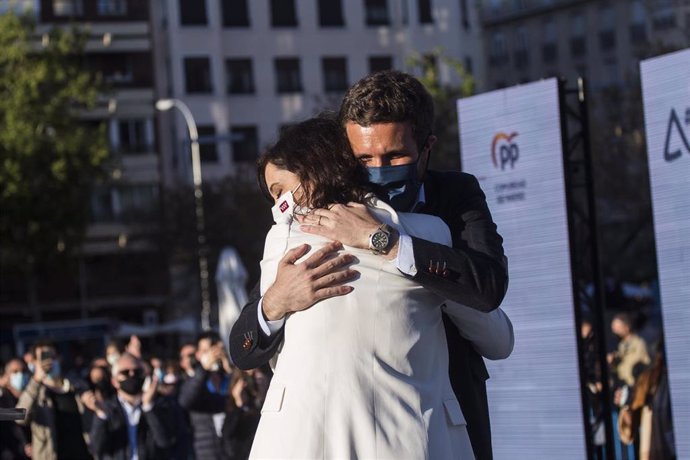El presidente del PP, Pablo Casado, y la candidata a la reelección en las eleciones madrileñas, Isabel Díaz Ayuso, durante el acto de pegada de carteles del partido de cara a las elecciones madrileñas, a 17 de abril de 2021, en Madrid (España). 