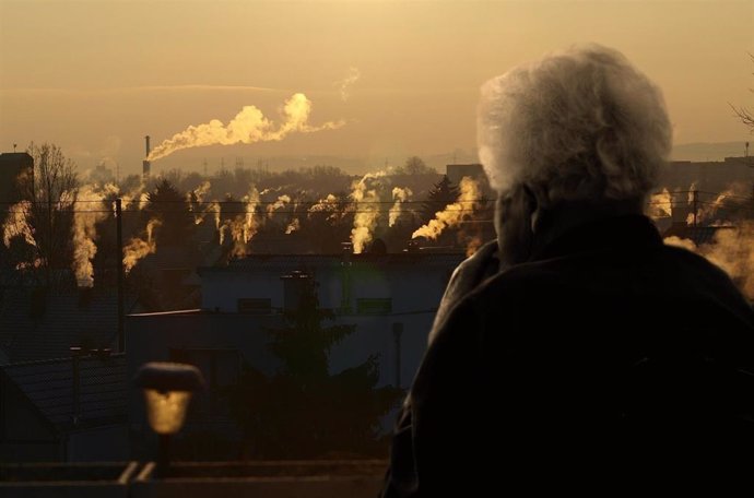 Archivo - Mayores y contaminación