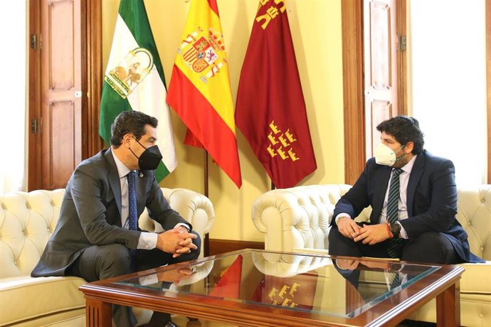 Los presidentes de Andalucía, Juanma Moreno (I), y Murcia, Fernando López Miras (d), antes de firmar  la Declaración Institucional en Defensa del Trasvase Tajo-Segura. Almería a 19 de abril 2021