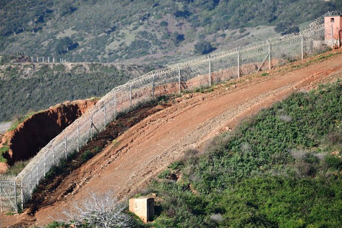 Archivo - Un tramo del vallado perimetral marroquí que separa España de Marruecos, frente a la valla española, situada en Ceuta (España)