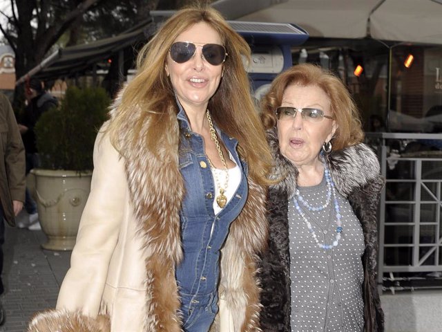 Archivo - Ana Obregón y su madre, Ana María, en una imagen de archivo tomada en 2013