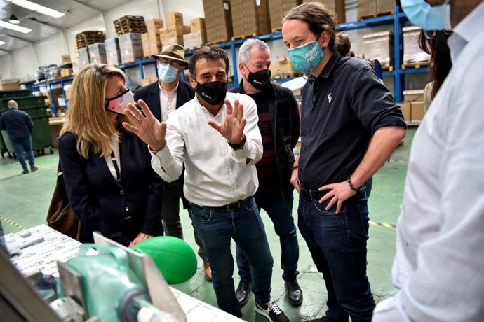Pablo Iglesias, candidato de UP a la presidencia de Madrid; Yolanda Díaz; vicepresidenta tercera del Gobierno y ministra de Trabajo y Economía Social; y los candidatos de Unidas Podemos a la Asamblea de Madrid Jesús Santos, visitan Fabrez Group en Dagan
