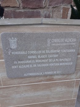 Placas conmemorativas del exconseller Rafael Blasco en Alfondeguilla (Castellón)