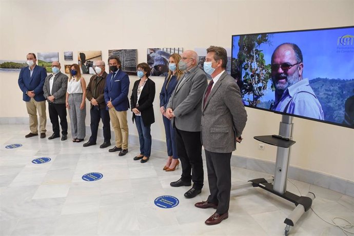 El Parlamento de Canarias inaugura una exposición en homenaje a Cristóbal García