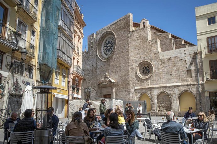 Varias personas en la terraza de un bar, el día en que se amplían a seis los comensales por mesa