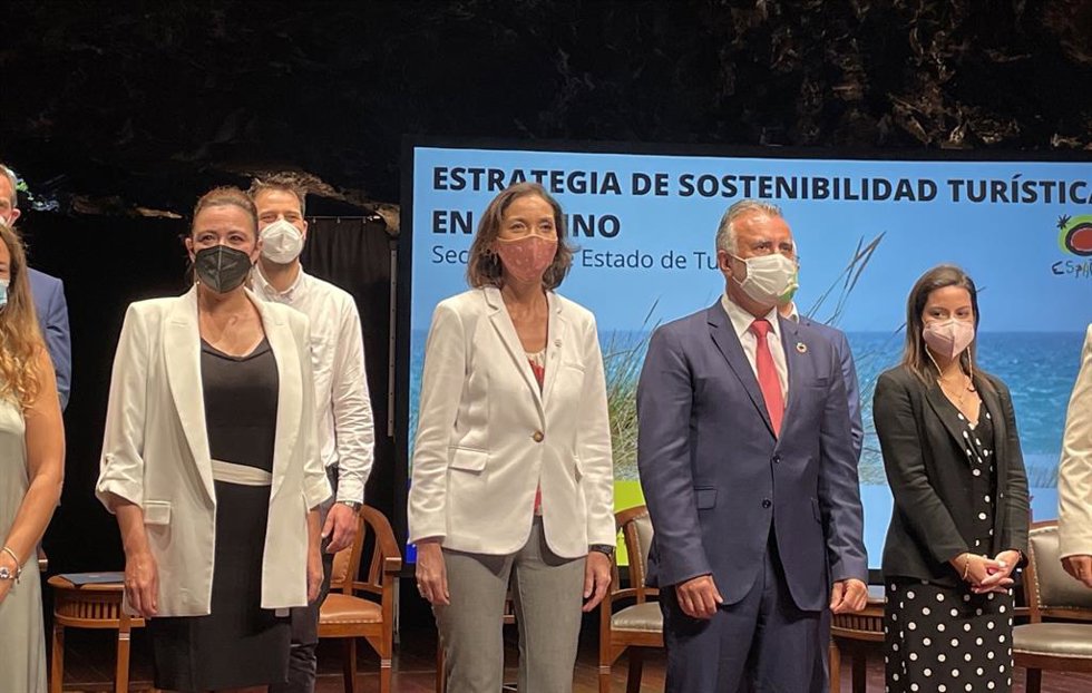 La ministra de Industria, Comercio y Turismo, Reyes Maroto, en Lanzarote en la presentación de la estrategia de sostenibilidad turística en destinos