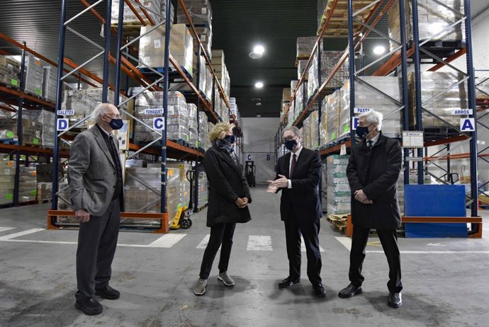 Los directivos del Banc dels Aliments, Lluís Fatjó-Vilas i Roser Brutau; y el subdirector general de la Fundación La Caixa, Marc Simón, y el director corporativo de Acción Social de la Red CaixaBank, Pedro Huguet, este lunes en la sede de la entidad.