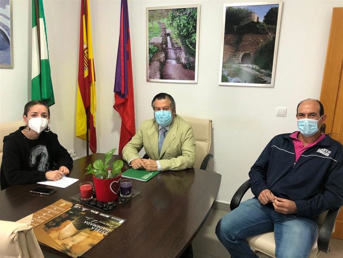 El delegado de Regeneración, Justicia y Administración Local en Huelva, Alfredo Martín, en su visita a Cañaveral de León.