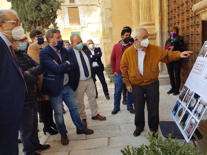 El consejero Soro visita las obras que se están realizando en la iglesia de Burbáguena (Teruel).