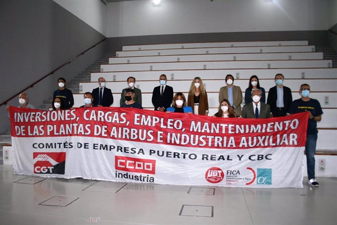 Alcaldes de la Bahía, presidenta de Diputación el consejero Rogelio Velasco con la pancarta contra el cierre de Airbus de Puerto Real