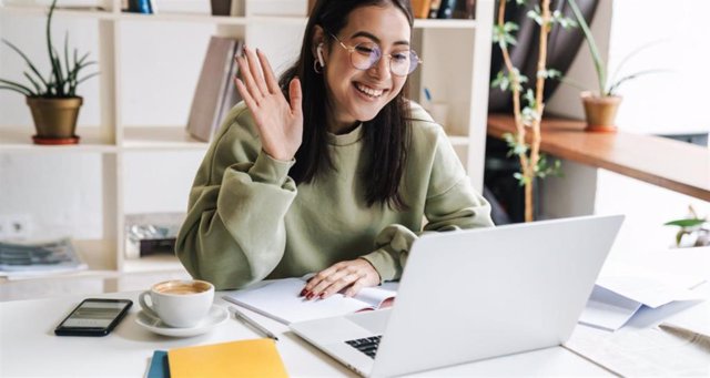 Imagen recurso mujer joven con ordenador portatil