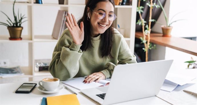 Imagen recurso mujer joven con ordenador portatil