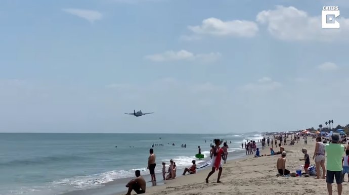 Filman el sorprendente aterrizaje de emergencia de un avión de la Segunda Guerra Mundial en una playa llena de bañistas