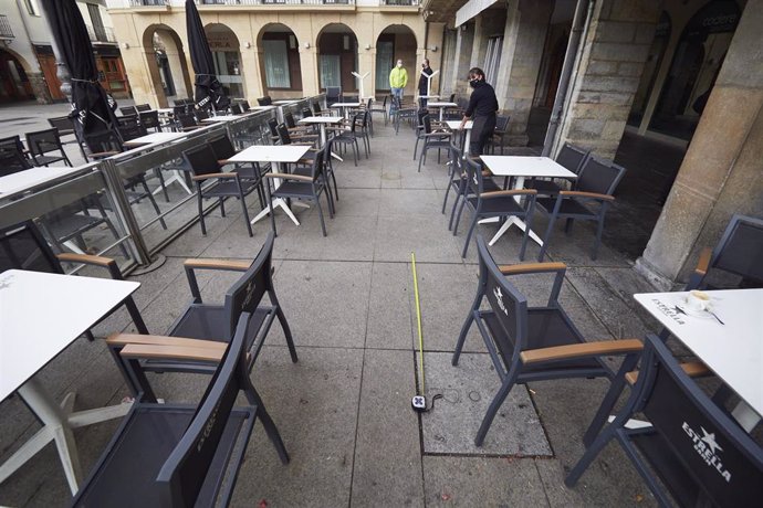 Archivo - La terraza de un bar en Pamplona.