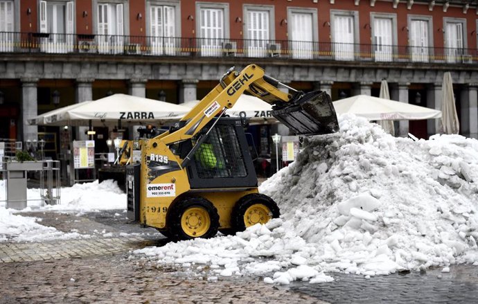 Archivo - Una máquina excavadora continúa con las tareas de limpieza de calles tras la gran nevada provocada por la borrasca Filomena, en la Plaza Mayor, Madrid (España), a 20 de enero de 2021 