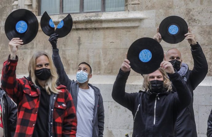 Varios Dj de la Comunidad Valenciana sostienen discos como signo de protesta durante una concentración organizada frente al Palau de la Generalitat