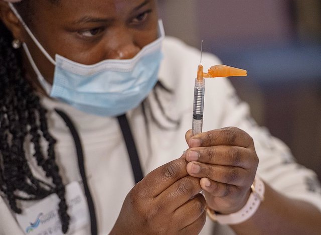 08 April 2021, Canada, Upper Hammonds Plains: A health worker prepares a Pfizer-BioNTech COVID -19 vaccine injection at the first vaccine clinic in an African Nova Scotia community. Photo: Andrew Vaughan/The Canadian Press via ZUMA/dpa