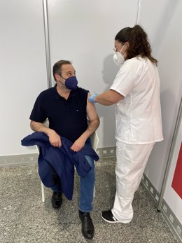 El ministro Ábalos recibe la primera dosis en Valncia