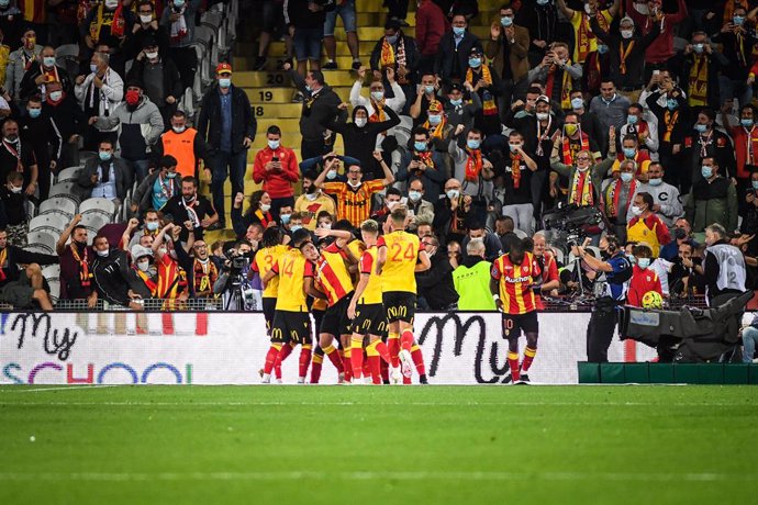 Archivo - Ignatius Ganago of Lens celebrate his goal with teammates and the supporters during the French championship Ligue 1 football match between RC Lens and Paris Saint-Germain on September 10, 2020 at Bollaert stadium in Lens, France - Photo Matthi