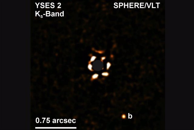 Una imagen directa del exoplaneta YSES 2b (abajo a la derecha) y su estrella (centro). La estrella está bloqueada por un coronógrafo.
