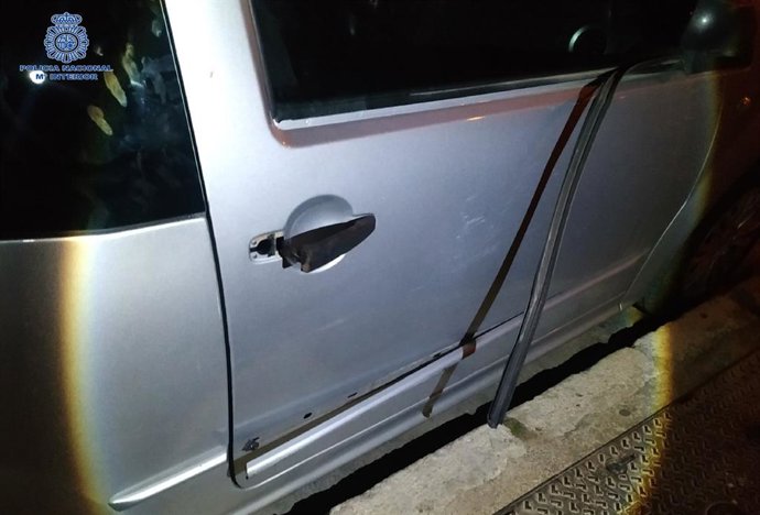 Uno de los coches estacionados en el barrio de Foners.