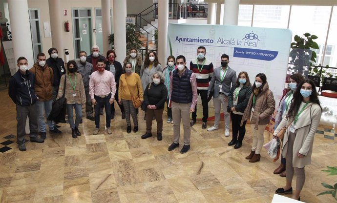 Contratados en la iniciativa AIRE en Alcalá la Real, junto al alcalde, Marino Aguilera.