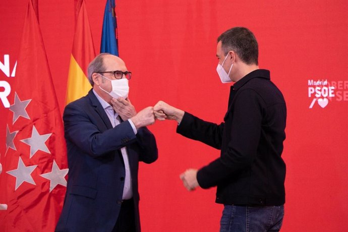 El presidente del Gobierno, Pedro Sánchez, y el candidato del PSOE a la Presidencia de la Comunidad de Madrid, Ángel Gabilondo, durante un acto de campaña en la sede del partido en Ferraz el 12 de abril