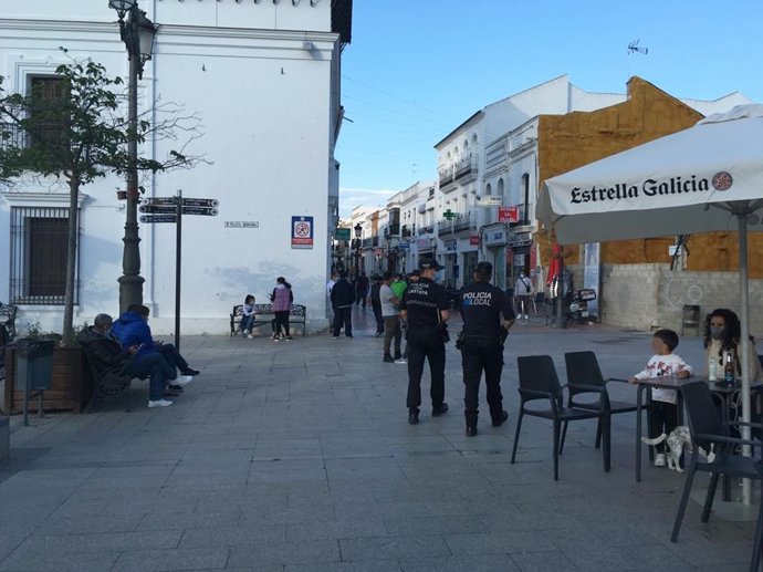 La Policía Local de Cartaya durante uno de los controles por el municpio.