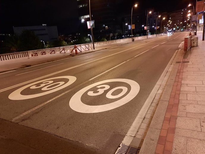 Archivo - Señal de 30 Km/h en el Puente de Deusto (Bilbao)