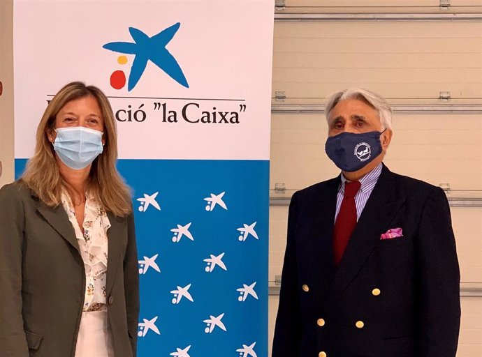 La directora territorial de Caixabank en Baleares, María Cruz Rivera, y el presidente del Banco de Alimentos, Raimundo Montis.