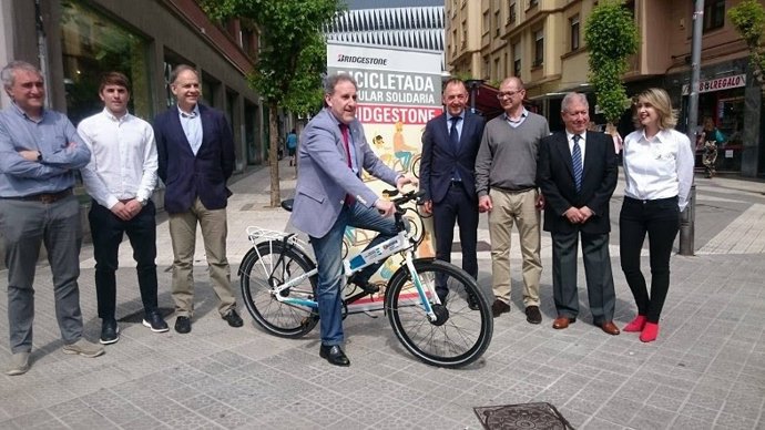 Archivo - Alfonso Gil durante de bicicletada popular