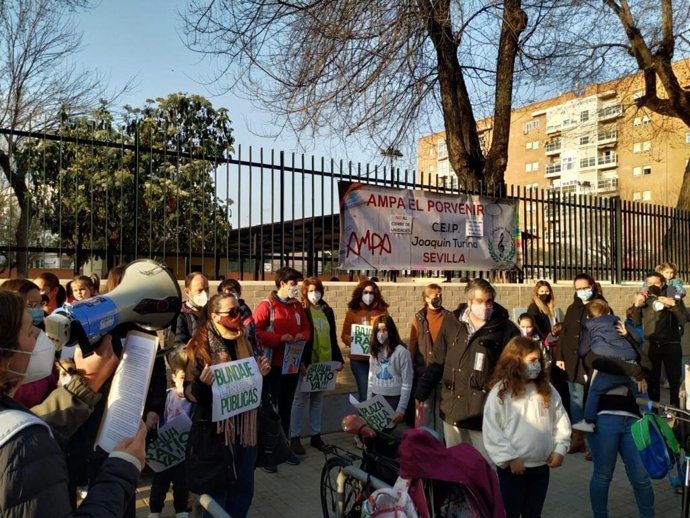 Archivo - Protesta de la comunidad educativa del CEIP Joaquín Turina
