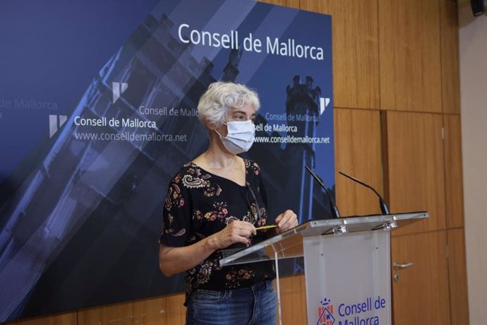 La portavoz de Unidas Podemos en el Consell de Mallorca, Magdalena Gelabert, durante una rueda de prensa.