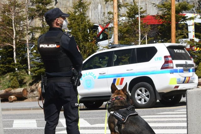 Un policía con su perro en el dispositivo de seguridad por la Cumbre Iberoamericana en Andorra