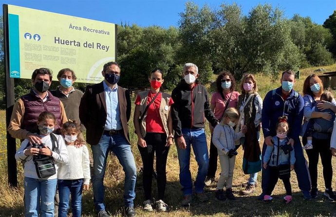 El delegado territorial de Desarrollo Sostenible, Giuseppe Aloisio (tercero por la izda.), en el área recreativa 'Huerta del Rey'.