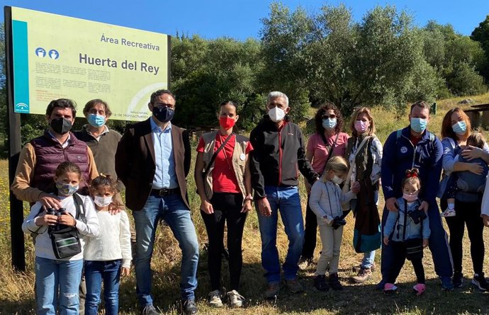 El delegado territorial de Desarrollo Sostenible, Giuseppe Aloisio (tercero por la izda.), en el área recreativa 'Huerta del Rey'.