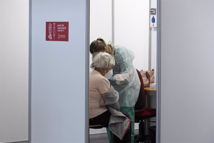 Una sanitaria vacuna a una mujer en el primer día de la vacunación masiva en la Comunidad Valenciana, a 19 de abril de 2021, en el Auditori de Castellón, Comunidad Valenciana, (España). Este es uno de los 70 dispositivos puestos en marcha para llevar a 