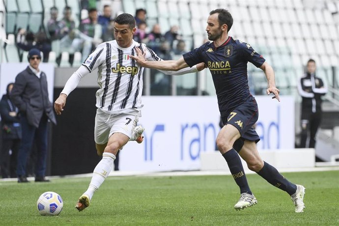 11 April 2021, Italy, Turin: Juventus' Cristiano Ronaldo (L) and Genoa's Milan Badelj battle for the ball during the Italian Serie A soccer match between Juventus FC and Genoa CFC at Allianz Stadium. Photo: Marco Alpozzi/LaPresse via ZUMA Press/dpa