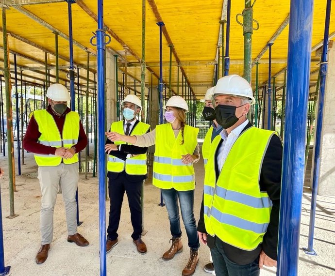 Pacheco y Pizarro visitan obras del PFEA con el alcalde de Villaluenga