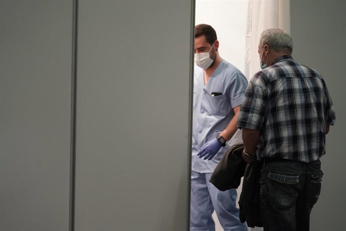 Un hombre acude a recibir la primera dosis de la vacuna contra el COVID-19 