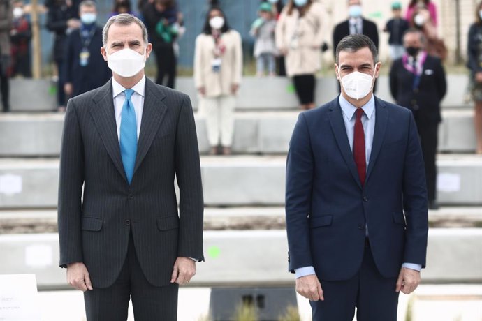 Arxiu - El rei Felip VI i el president del Govern espanyol, Pedro Sánchez.
